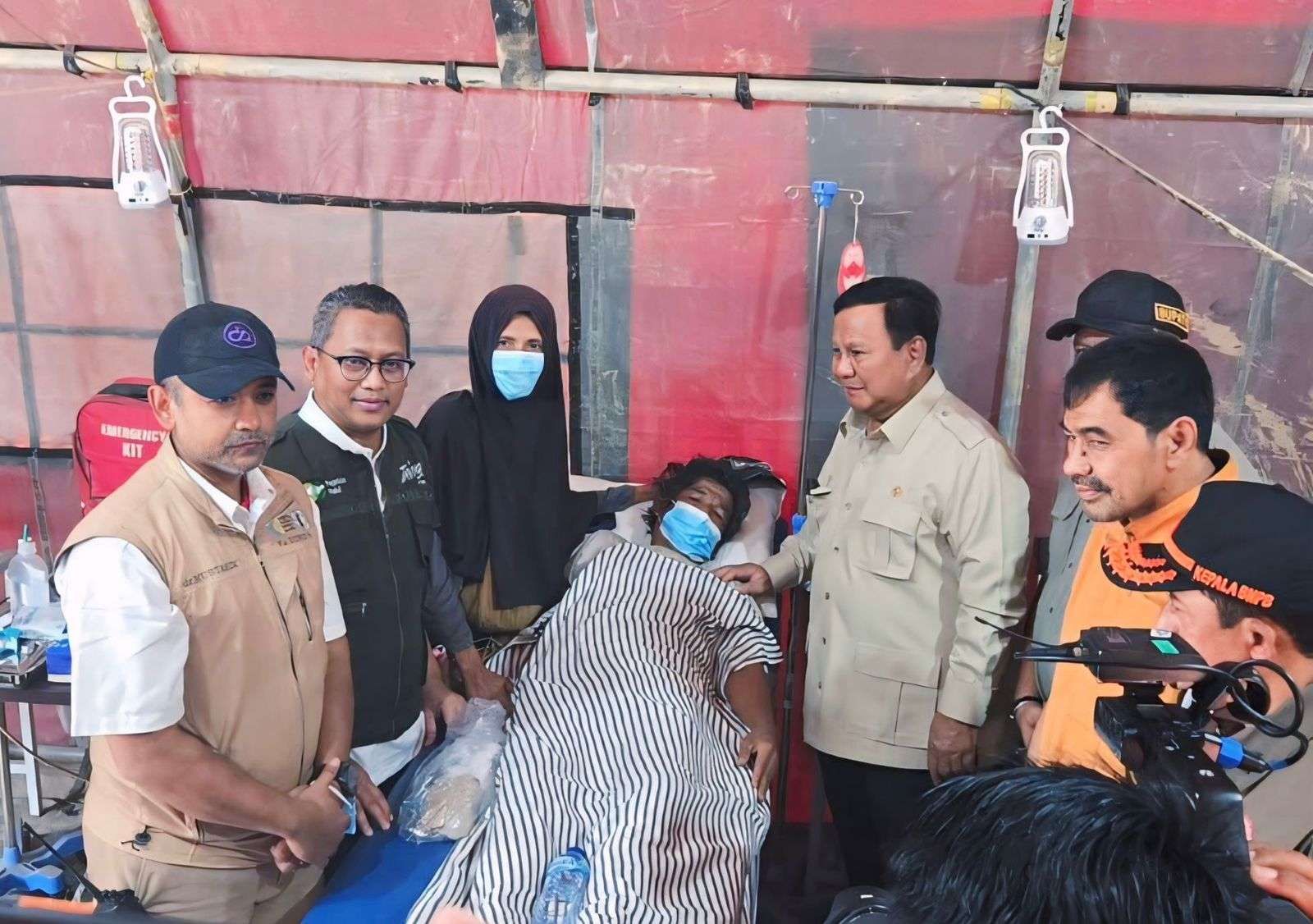Prabowo Kunjungi Posko Pengungsian Bencana Sumatera Demi Pastikan Layanan Dasar Terpenuhi